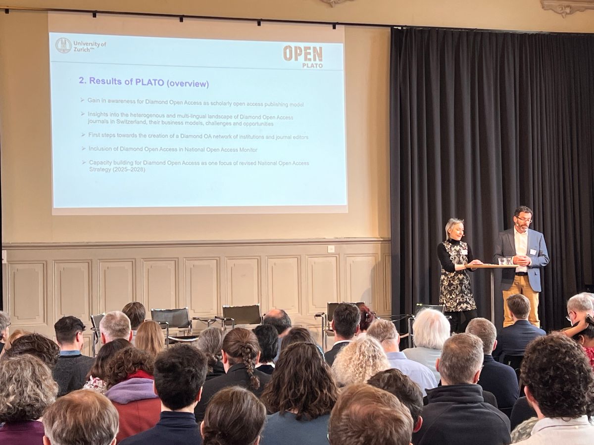 Dr. Andrea Malits (Open Science Services, Universitätsbibliothek Zürich) und Prof. Dr. Rudolf Mumenthaler (Universitätsbibliothek Zürich)